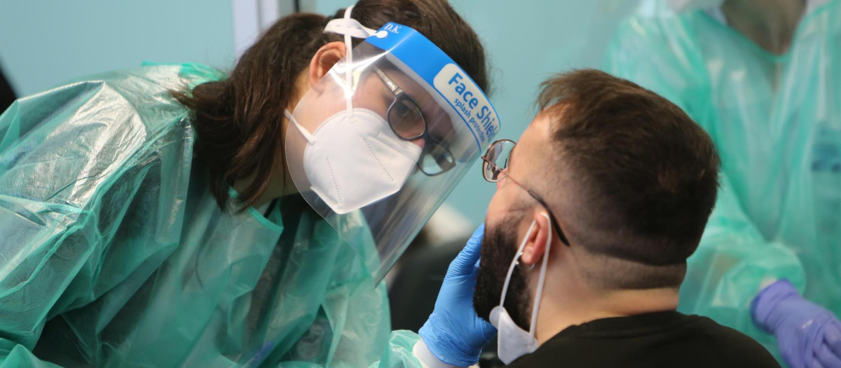 Un hombre se somete a un test de antígenos en Vigo