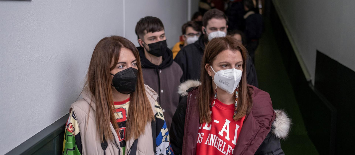 Un grupo de personas espera su turno para someterse este viernes a test de antígenos en saliva en la Casa da Xuventude, en Orense