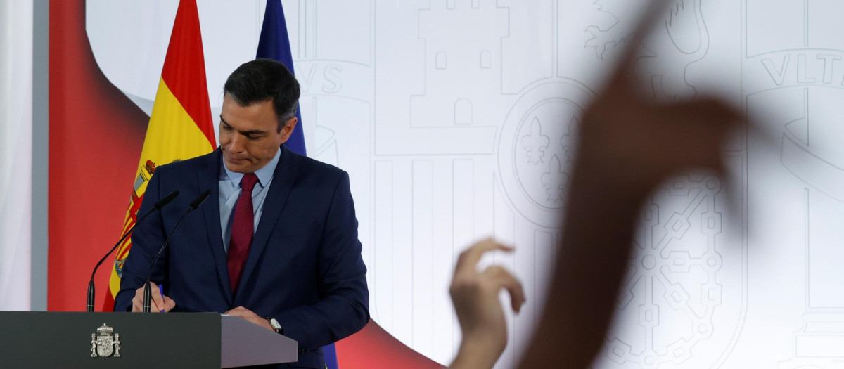 Un periodista levanta la mano durante la comparecencia de Sánchez
