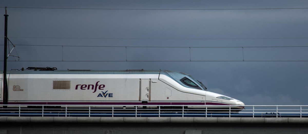 El tren inaugural de la primera línea de alta velocidad a Galicia, con el rey Felipe VI y el presidente del Gobierno, Pedro Sánchez, a bordo, cruza un puente en Ourense