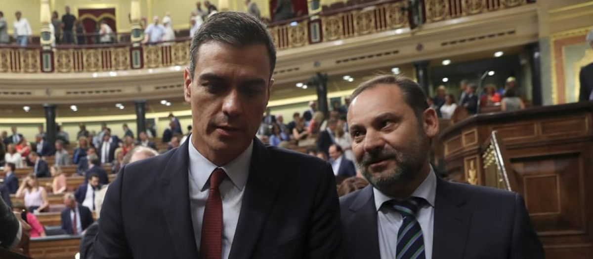 El presidente, Pedro Sánchez, junto al exministro de Transportes, José Luis Ábalos, en el Congreso