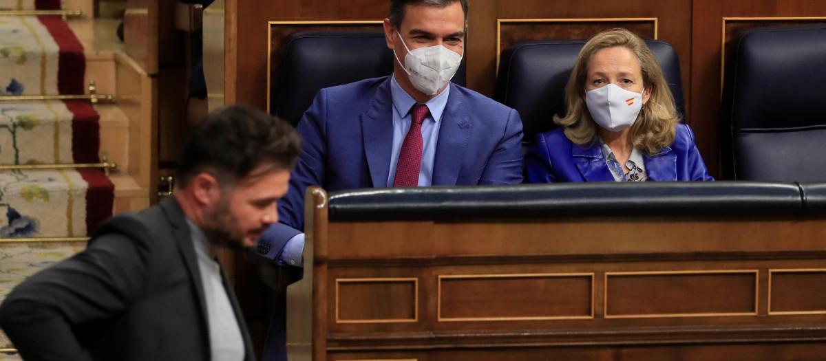 Rufián pasa por delante de Sánchez y de Calviño en el Congreso