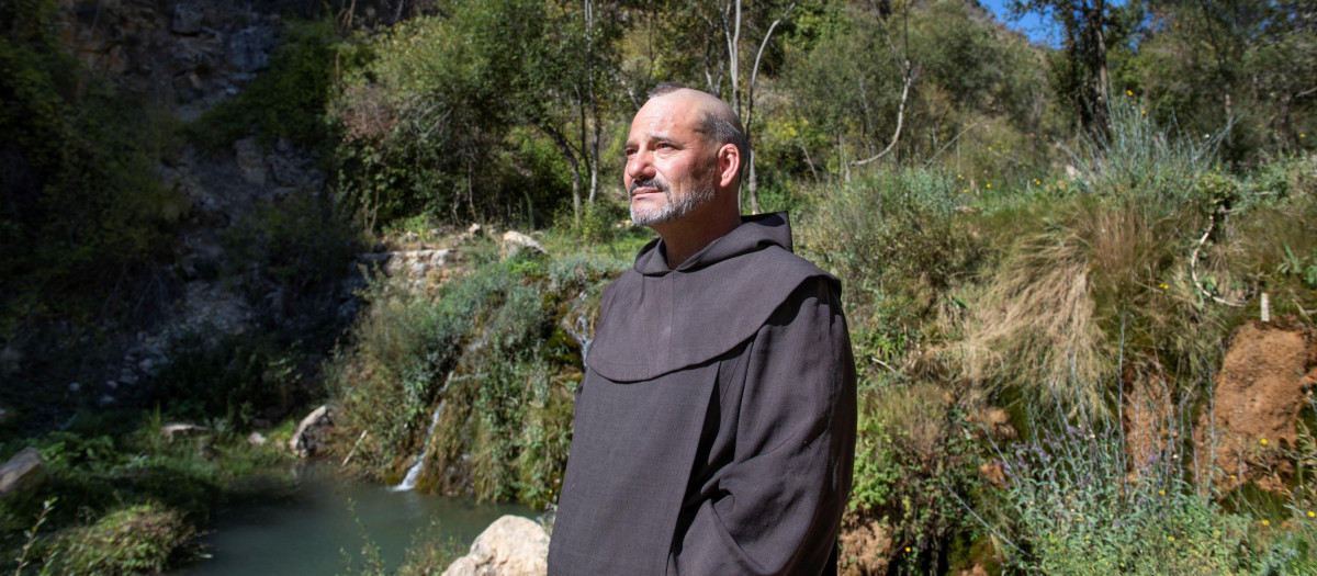 JAÉN, 29/12/2021.- La figura de san Juan de la Cruz, que murió en Úbeda (Jaén) hace 430 años, recorre de nuevo la Sierra de Segura con las recreaciones de su vida que hace el grupo de teatro Artemix en Santiago de la Espada y Pontones. En total son quince actores, entre monjes, monjas y narradora, que van vestidos con los hábitos originales del siglo XV prestados por las carmelitas de Beas de Segura (Jaén) y los monjes de Caravaca de la Cruz (Murcia), "cosidos en un paño que ya no se encuentra", y con los que recrean ocho escenas de la vida del religioso, poeta místico del renacimiento español y uno de los 36 Padres de la Iglesia Católica. EFE/José Manuel Pedrosa