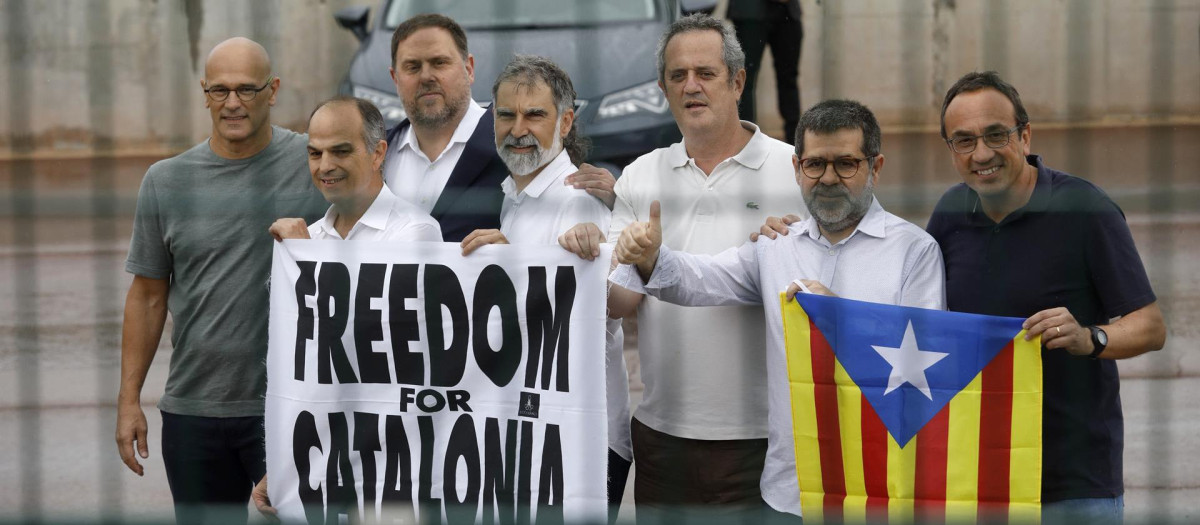 Los líderes independentistas encarcelados Raül Romeva, Jordi Turull, Oriol Junqueras, Jordi Cuixart, Joaquim Forn, Jordi Sànchez y Josep Rull en su salida de prisión