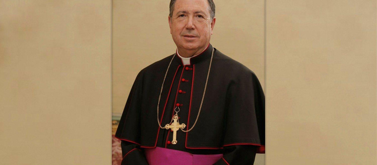 El arzobispo castrense es reconocido por el Ministerio de Defensa por su labor