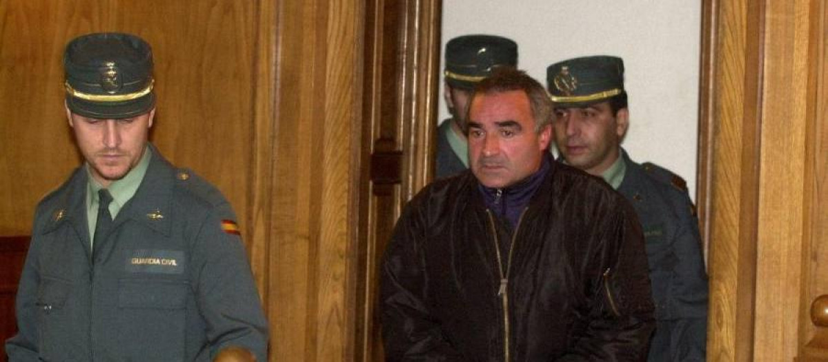 Alfredo Sánchez Chacón, escoltado por la Guardia Civil, en una foto de archivo.