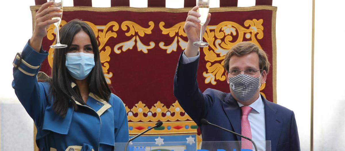 El alcalde de Madrid, José Luis Martínez-Almeida, y la vicealcaldesa de Madrid, Begoña Villacís, brindan en un acto conmemorativo del Día de la Fiesta Nacional