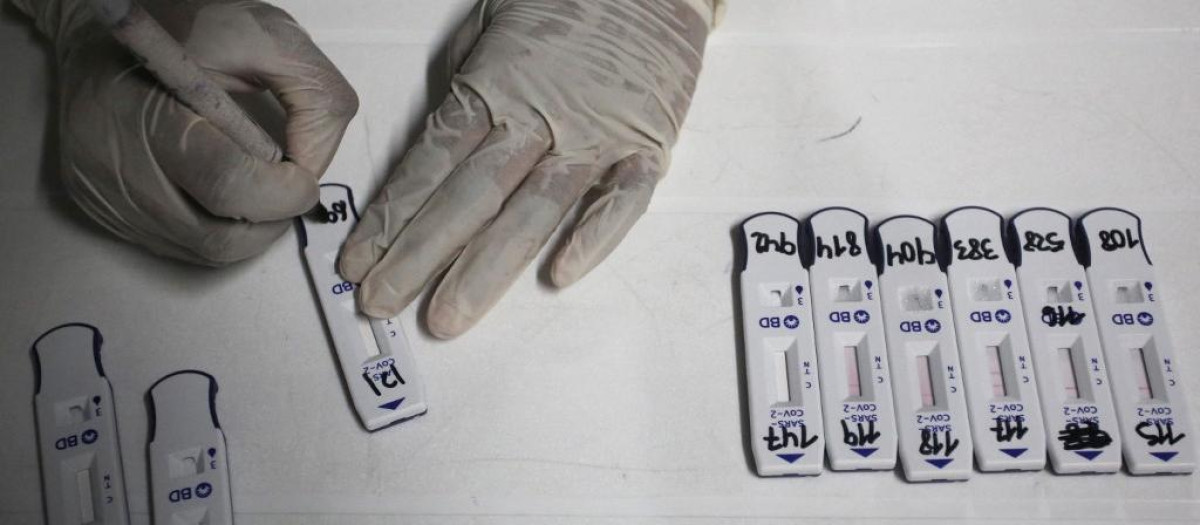 Un sanitario prepara test de antígenos para detectar el coronavirus