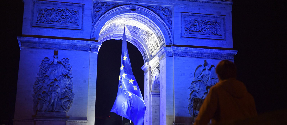La bandera de la Unión Europea ondea bajo el Arco de Triunfo