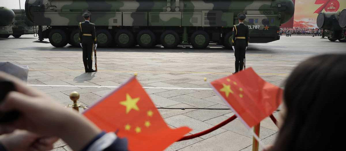 China muestra sus misiles balísticos en un desfile militar