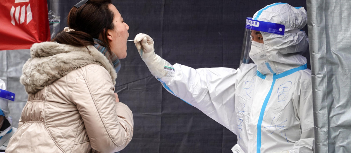 Una mujer se somete a un test COVID en Xi'an