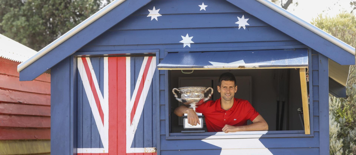 Novak Djokovic posa con su copa de campeón en Australia en 2021