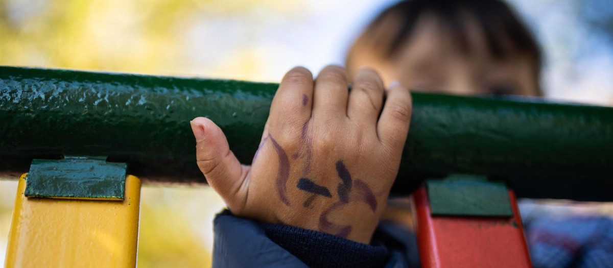 Un niño juega en el patio de un colegio en Madrid