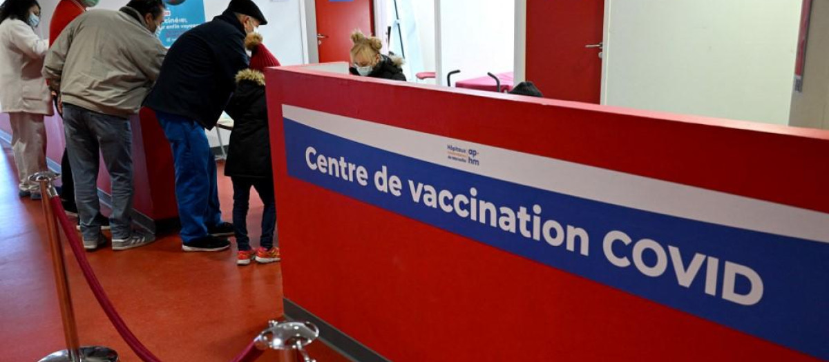 Centro de vacunación en Francia