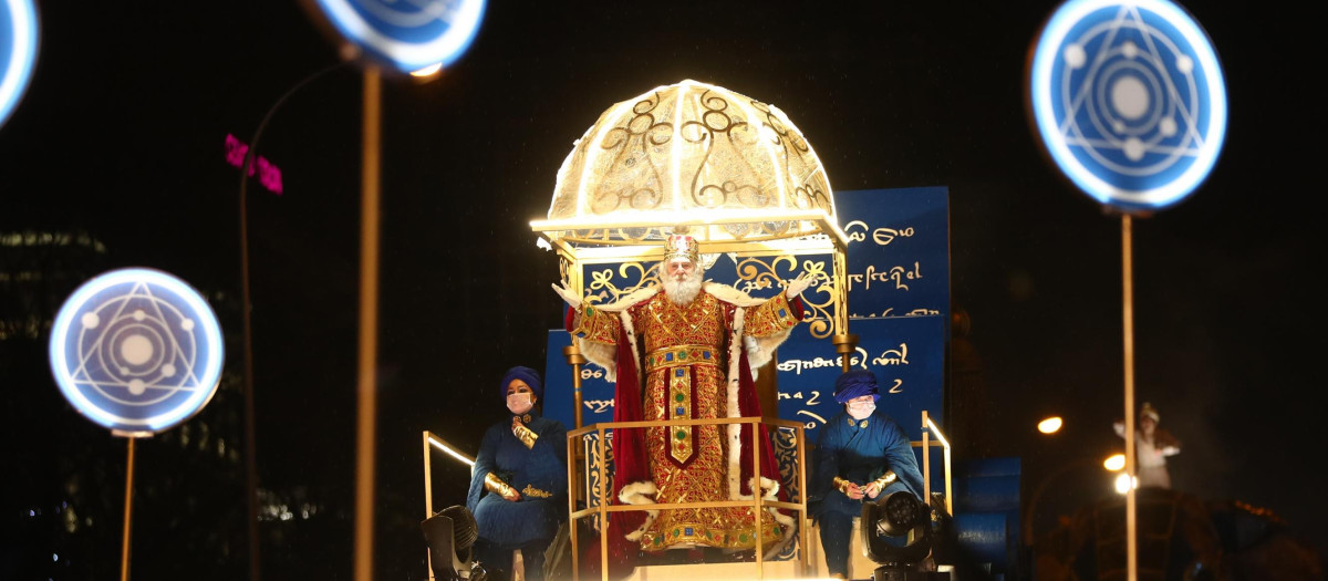 El Rey Gaspar durante la Cabalgata de Reyes que recorre hoy miércoles las principales calles de Madrid