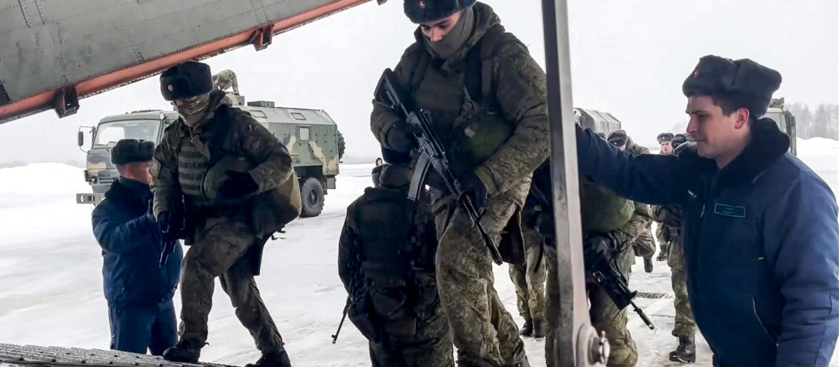 Soldados rusos embarcan rumbo a Kazajistán