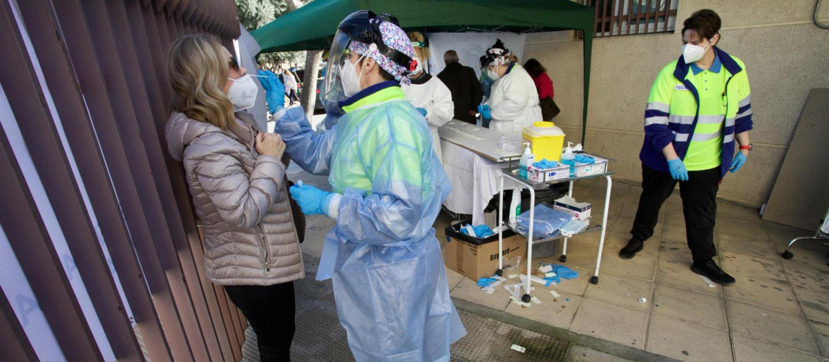 Sanitarios realizan pruebas de antígenos en el centro de salud de San Andrés de Murcia