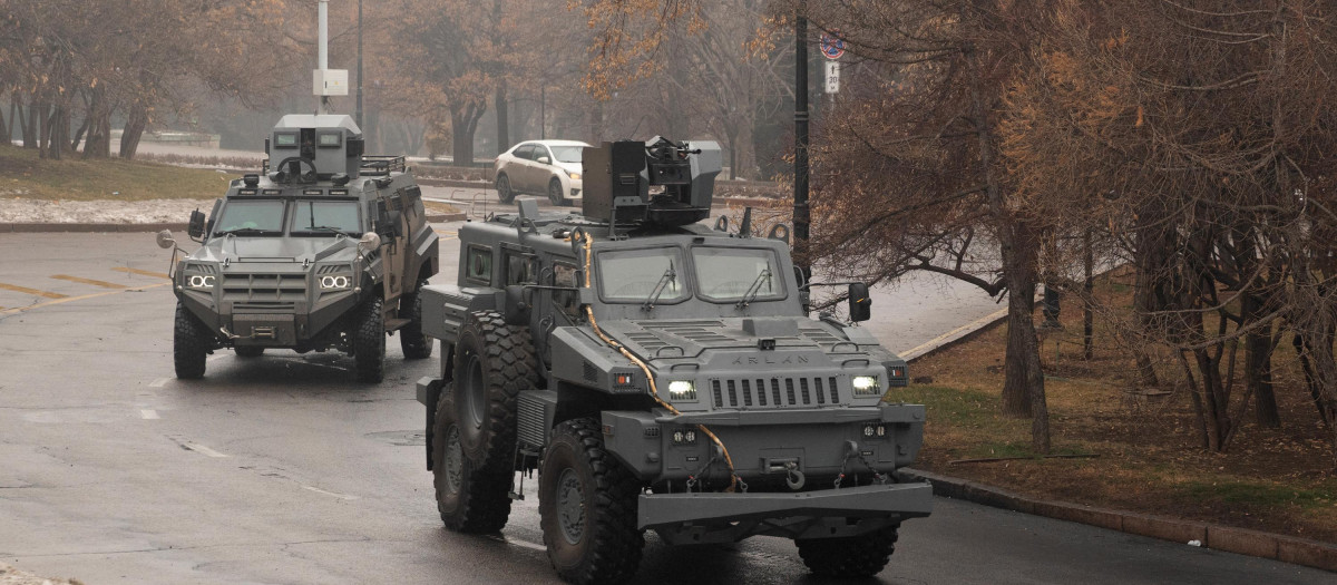 Despliegue militar en las calles de Almaty