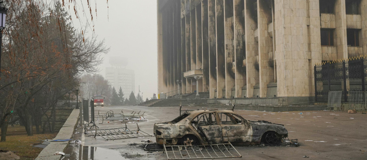 Restos calcinados en las calles de Almaty tras las protestas