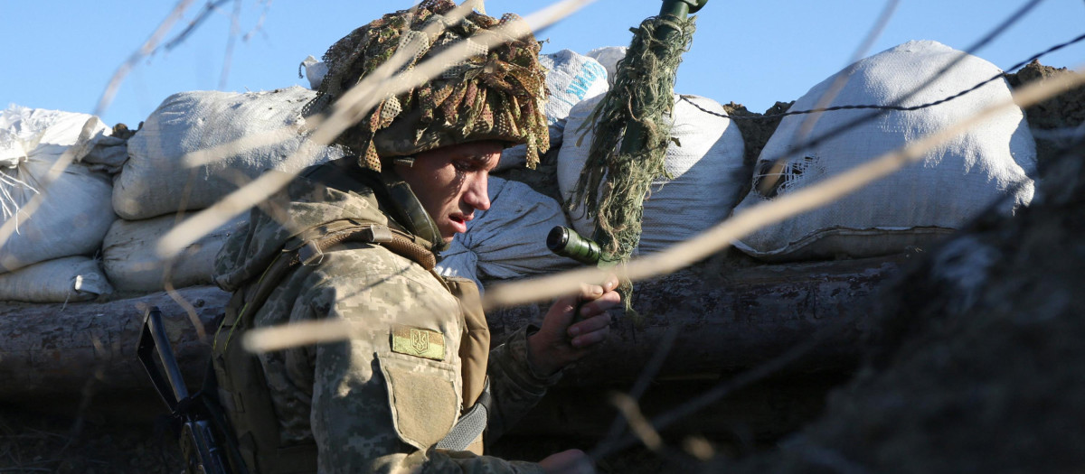 Tareas de vigilancia en la línea de contacto entre Ucrania y la región separatista de Donbás