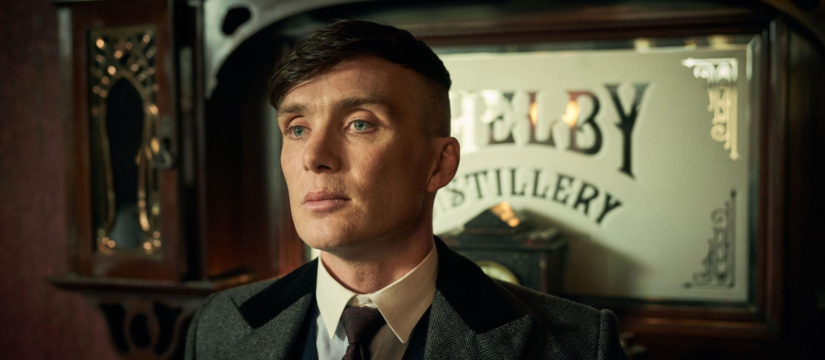 Peaky Blinders (Netflix)
El adiós de Peaky Blinders será más dulce que el de otras series que llegan a su final en 2022. Cuando termine su sexta temporada, los numerosos seguidores de Peaky Blinders aún tendrán una bala más: el cierre definitivo de la historia de Tom Shelby (Cillian Murphy) y su banda lo veremos más adelante en el cine con la película de Peaky Blinders que comenzará a rodarse en 2023.