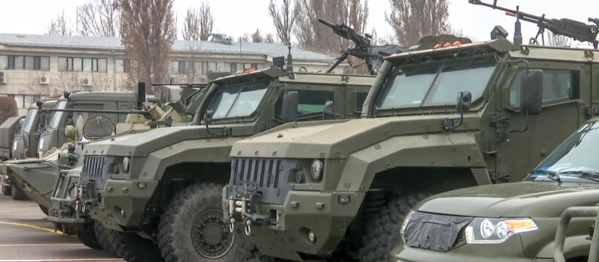 Vehículos militares rusos en Kazajistán