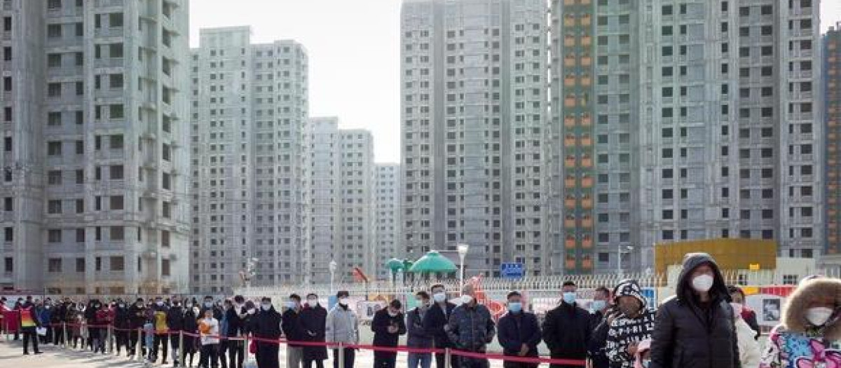 Colas para el cribado masivo en la ciudad de Tianjin