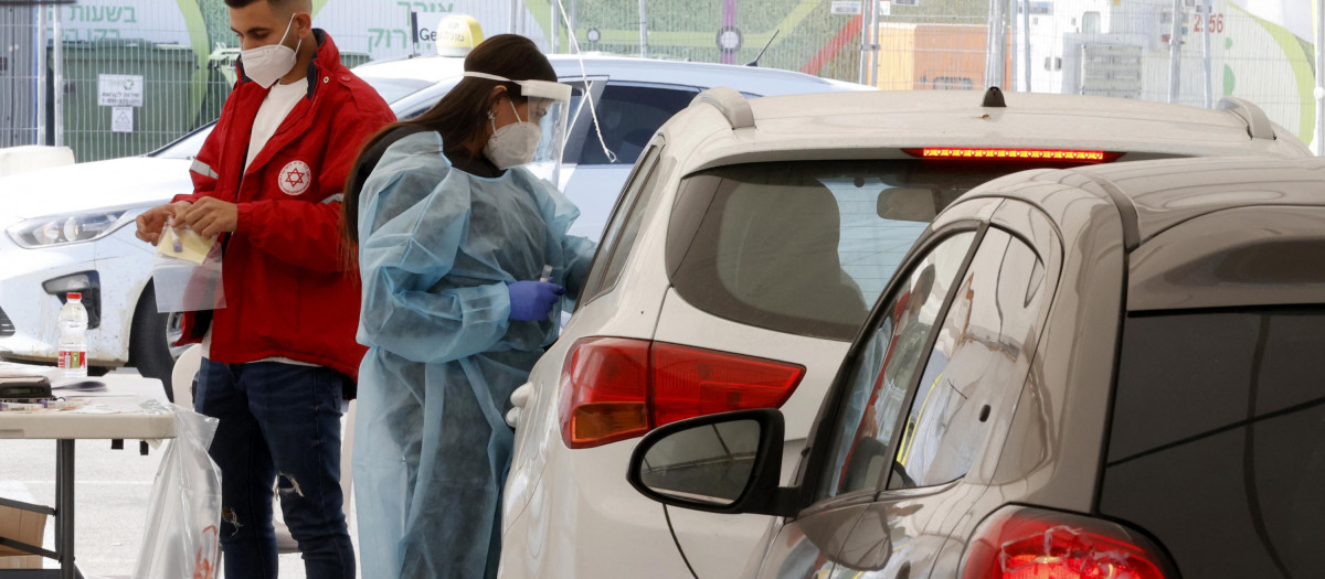 Recogida de muestras en un control covid, este lunes en Israel
