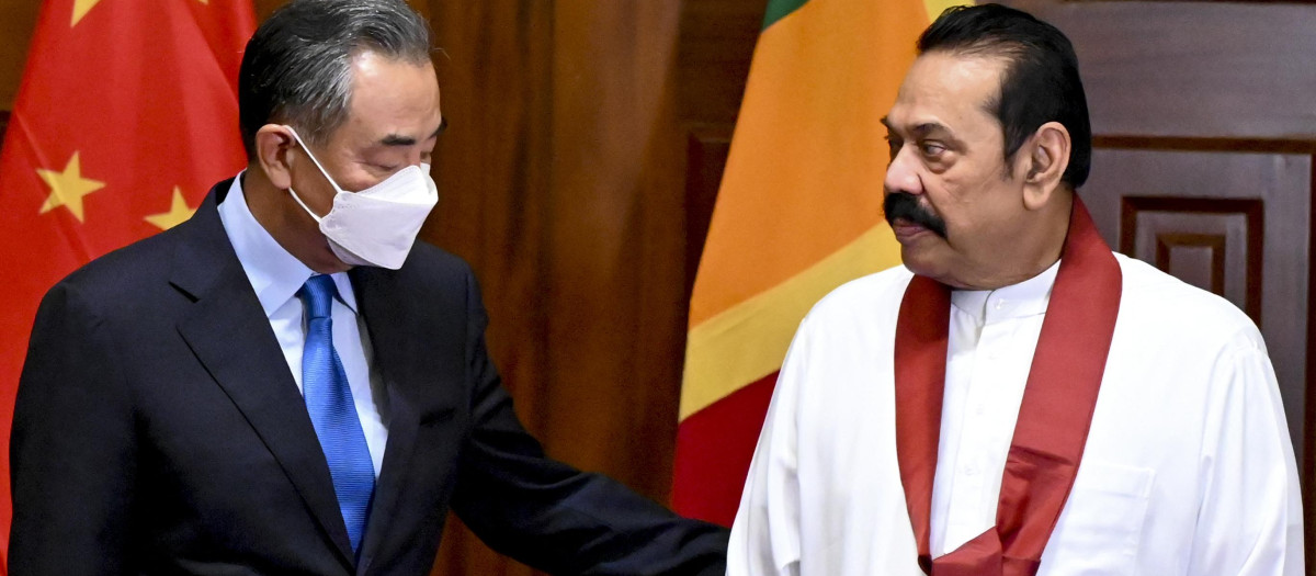 El ministro de Exteriores de China, Wang Yi, con el primer ministro de Sri Lanka, Malinda Rajapaksa