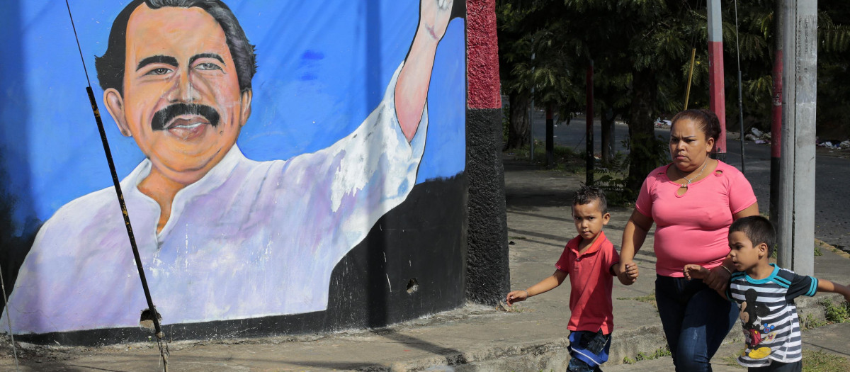 Mural propagandístico de Daniel Ortega en Managua