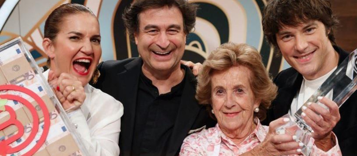 Almudena, ganadora de 'MasterChef Abuelos', junto a los presentadores del programa
