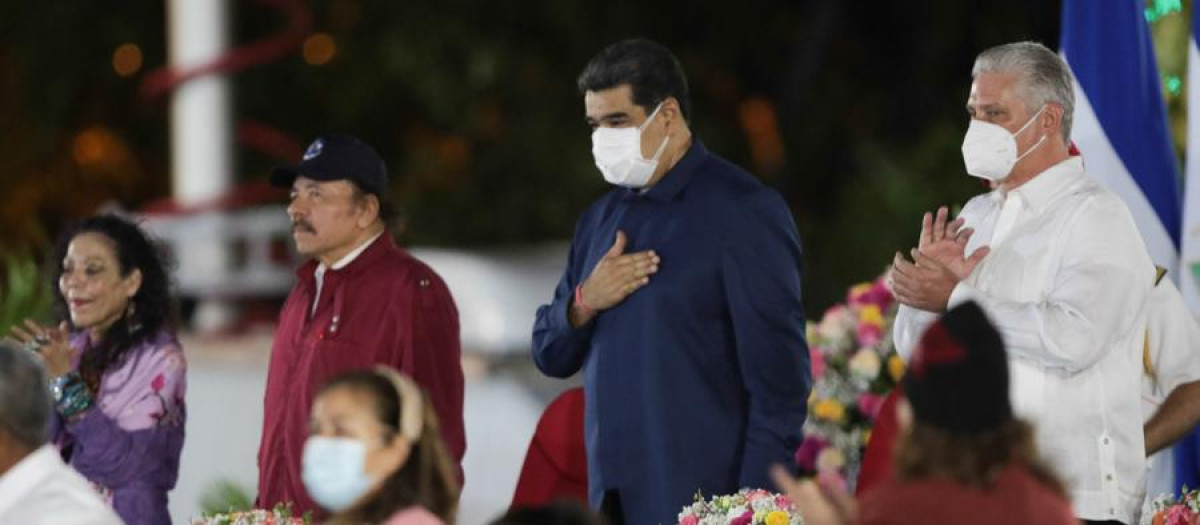 El presidente de Venezuela, Nicolás Maduro junto al mandatario nicaragüense Daniel Ortega (2-i), la vicepresidenta Rosario Murillo (i), y el presidente cubano, Miguel Díaz-Canel (d)