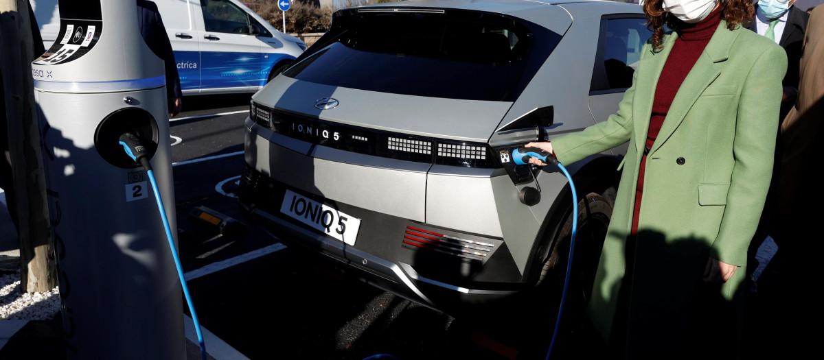 La presidenta de la Comunidad de Madrid, Isabel Díaz Ayuso, inaugura la mayor electrolinera de carga rápida en España para vehículos eléctricos