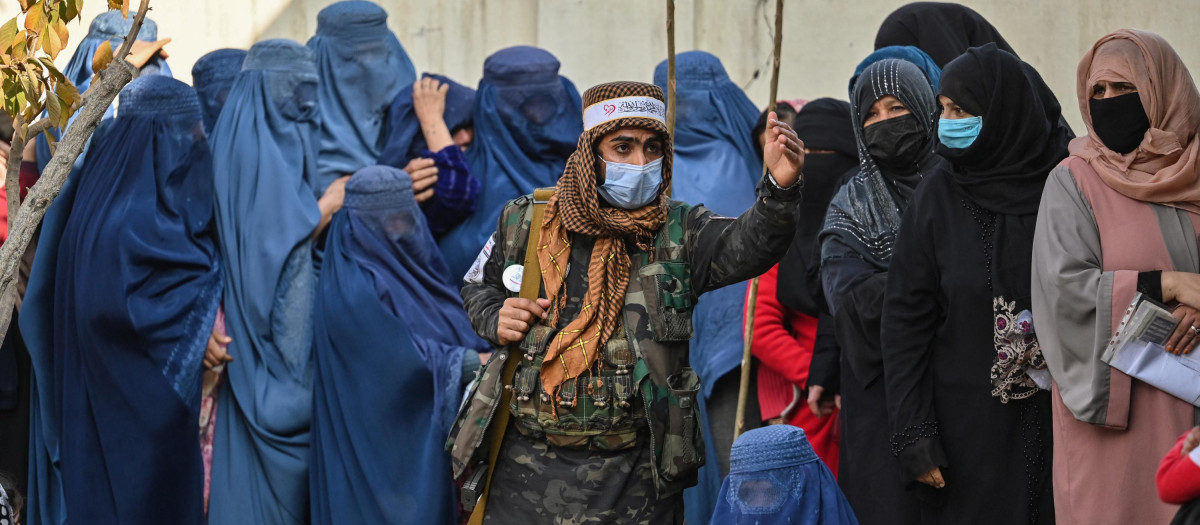 Un grupo de mujeres hace cola para recibir comida en Afganistán