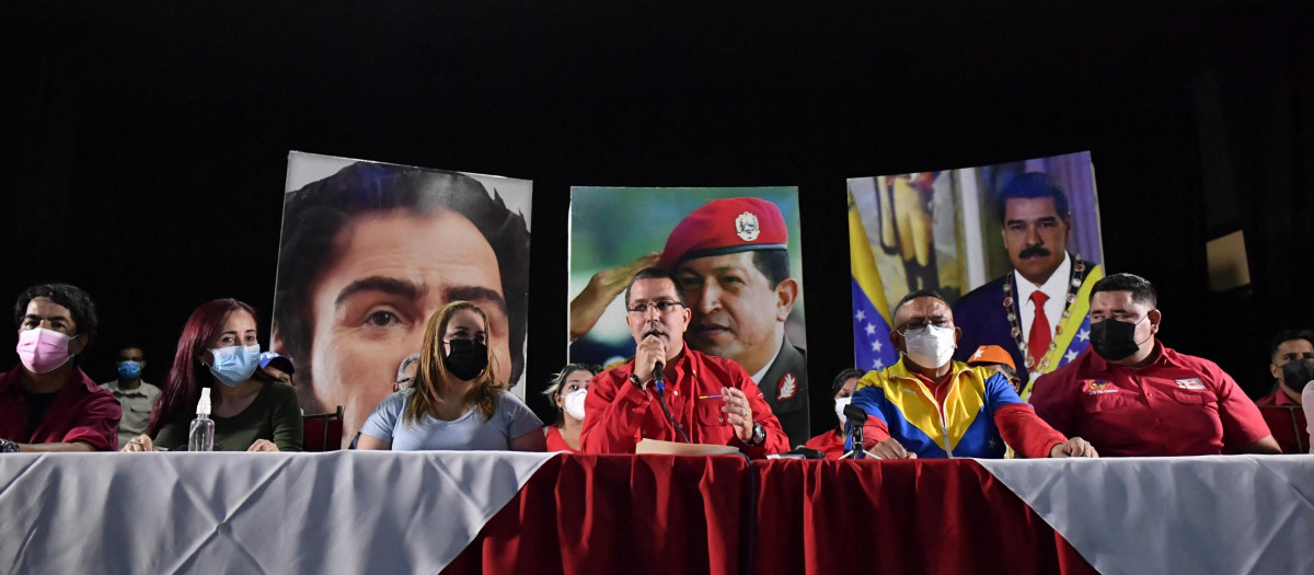 Jorge Arreaza (C), candidato derrotado del chavismo a gobernador del estado Barinas