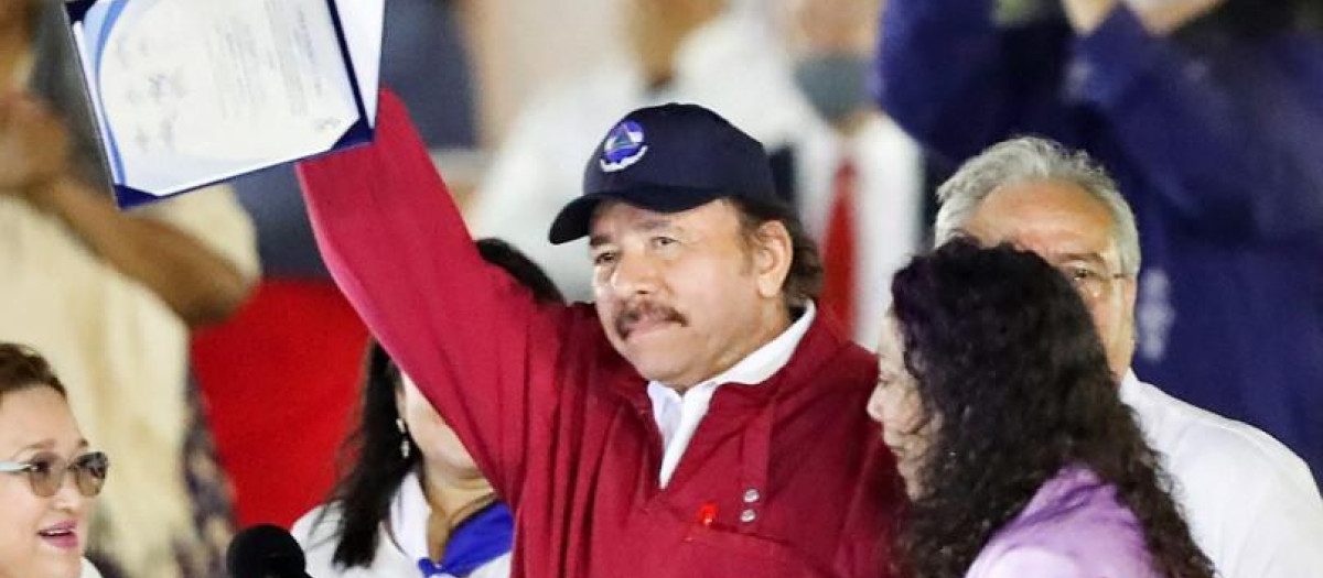 Nicolás Ortega, junto a su esposa y vicepresidenta de Guatemala, Rosario Murillo