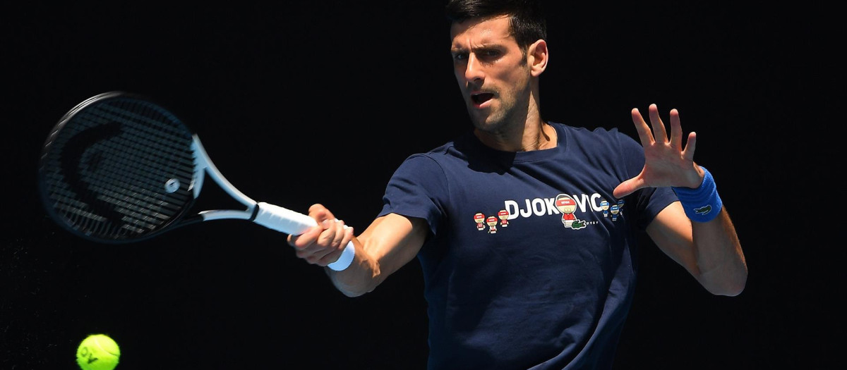 Novak Djokovic durante el entrenamiento de ayer en Australia