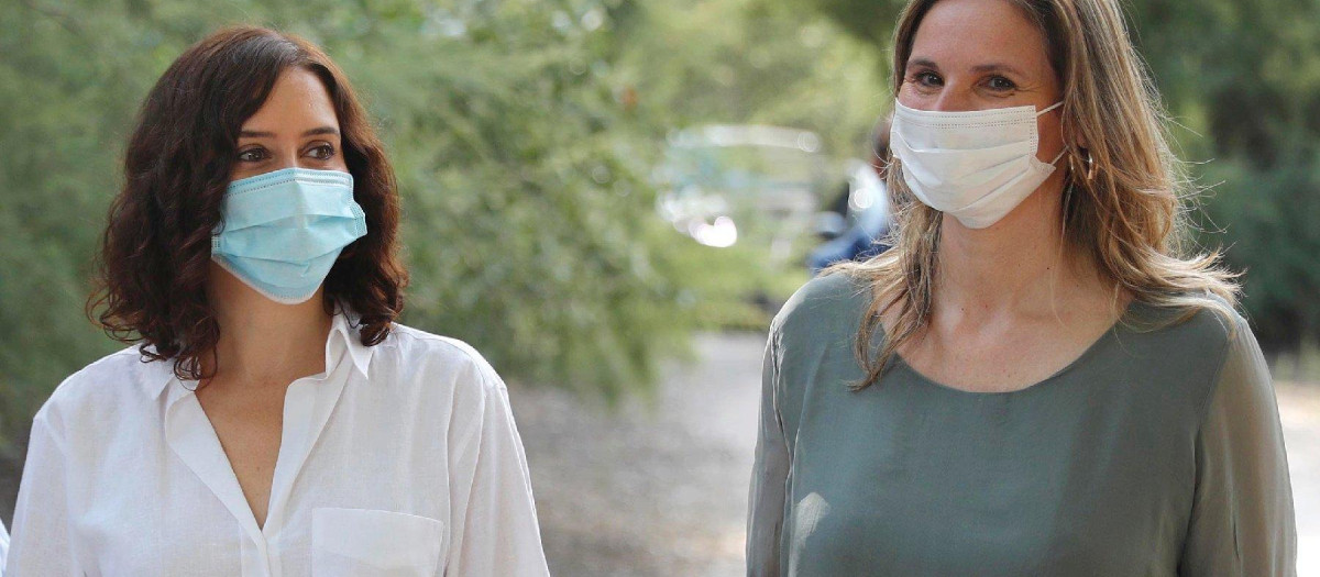 La presidenta de la Comunidad de Madrid, Isabel Díaz Ayuso, junto a la consejera de Medio Ambiente, Paloma Martín.