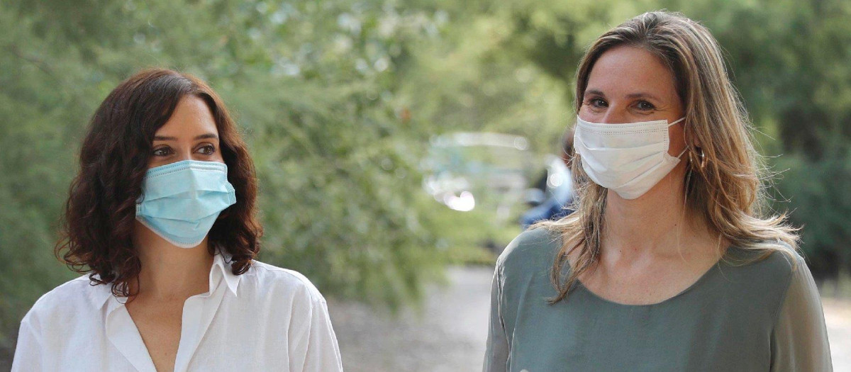 La presidenta de la Comunidad de Madrid, Isabel Díaz Ayuso, junto a la consejera de Medio Ambiente, Paloma Martín.