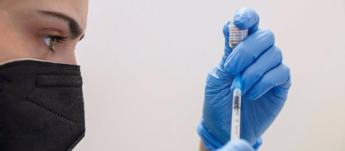 Enfermera con una dosis de la vacuna contra el COVID-19
