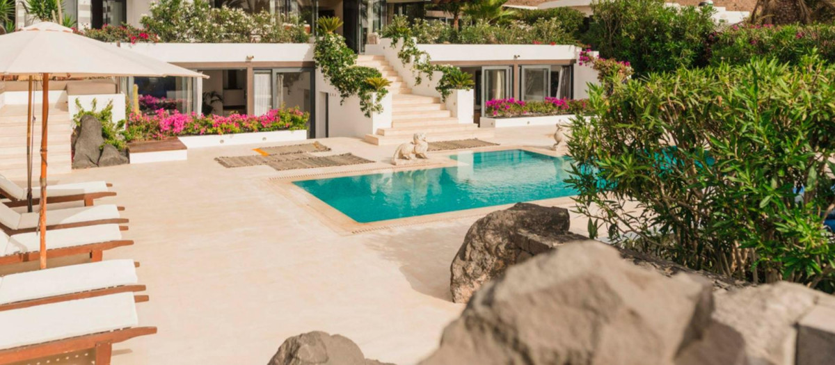 Imagen de la piscina privada de los apartamentos y el estudio a alquilar