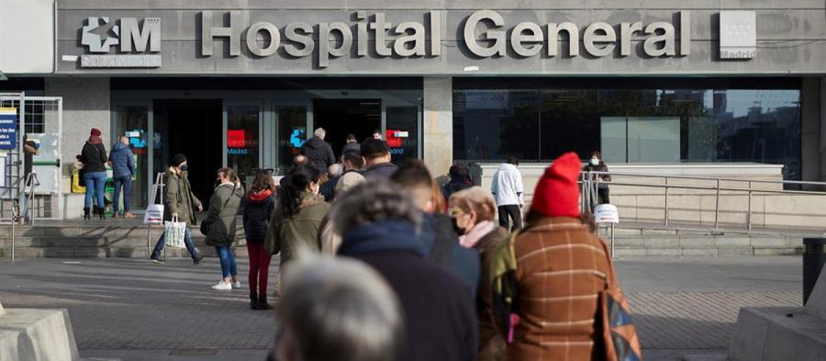 Decenas de madrileños hacen cola para realizarse un test de antígenos esta Navidad