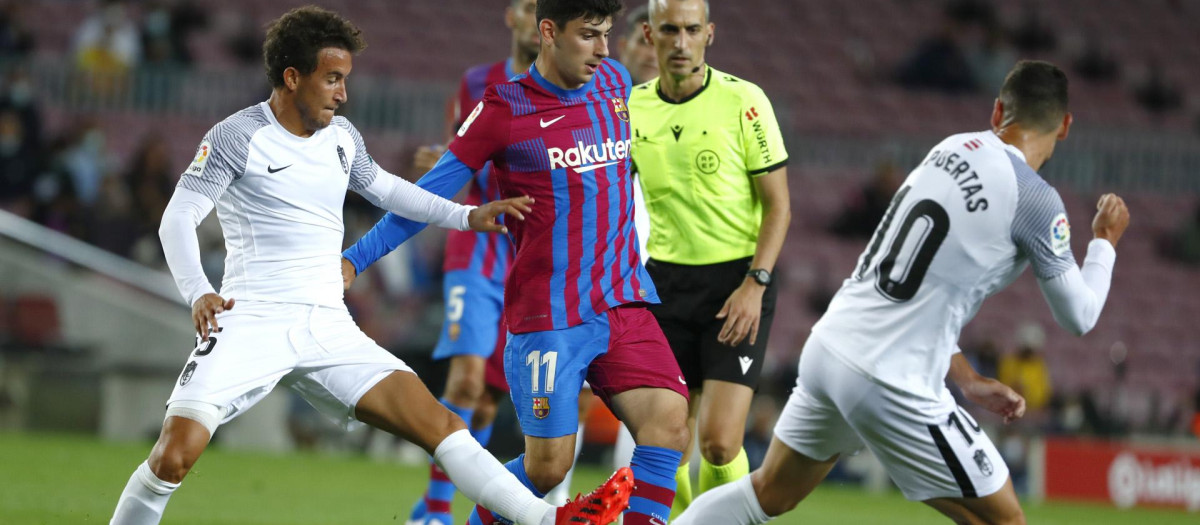 Demir, rodeado de contrarios, en un partido contra el Granada el pasado septiembre