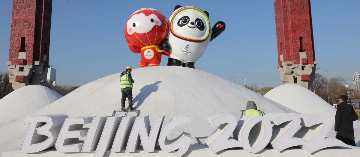 Trabajadores chinos intentan tener todo a punto para la inauguración