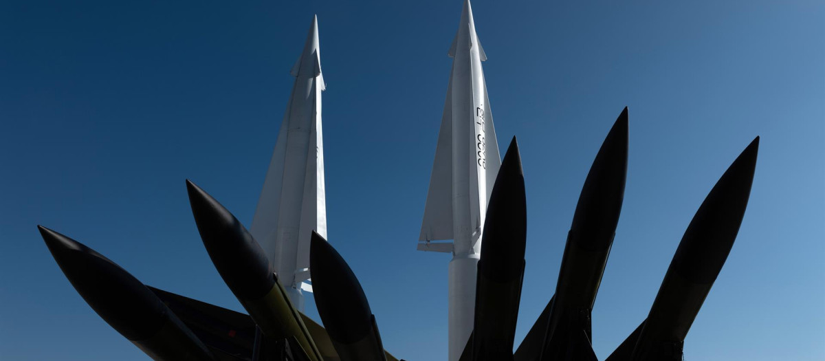 Misil balístico Hyeonmu de Corea del Sur (atrás) en exhibición en el Museo Conmemorativo de la Guerra de Corea en Seúl, Corea del Sur, el 12 de enero de 2022. Según la Agencia Central de Noticias de Corea (KCNA), Corea del Norte ha llevado a cabo con éxito el ' lanzamiento de prueba final de un misil hipersónico el 11 de enero en el Mar de Japón