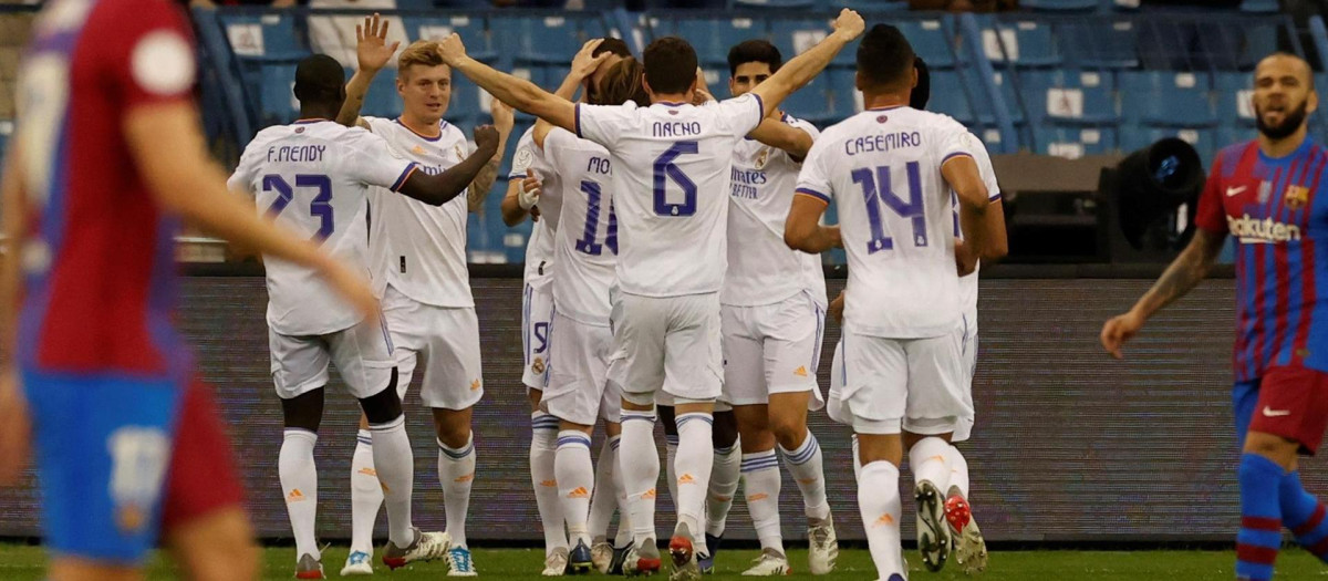 El Real Madrid celebra uno de los goles de su triunfo ante el Barcelona en Riad