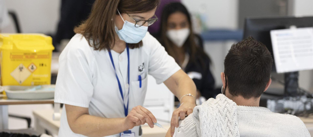 Un hombre recibe la tercera dosis de la vacuna contra el Covid-19, en el Hospital Enfermera Isabel Zendal