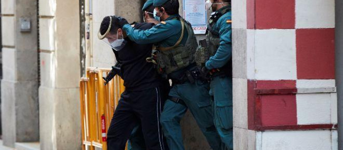 Agentes de la Guardia Civil apresan a un yihadista