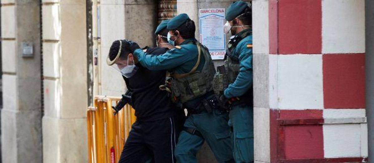 Agentes de la Guardia Civil apresan a un yihadista