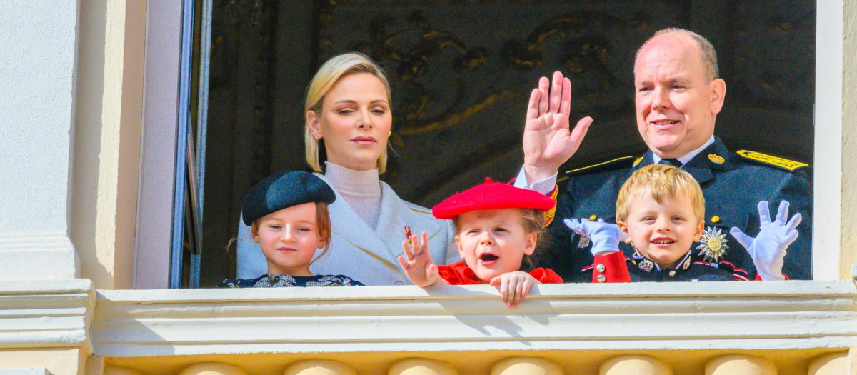 El príncipe Albert II de Mónaco and y su esposa la princesa Charlène, el príncipe Jacques, la princesa Gabriella y Kaia Rose Wittstock en el balcón durante la ceremonia del Día Nacional de Mónaco en 2018.